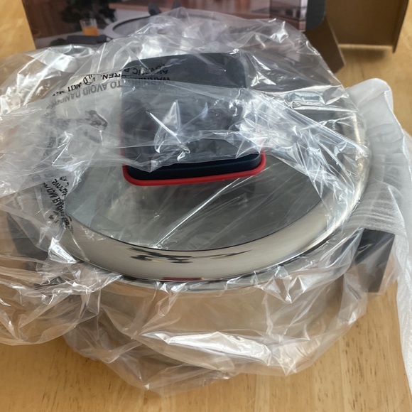 Chef pro casserole cooking pot with lid. 1.6 wt Fold in handles. New in pkg NWT - Picture 5 of 5